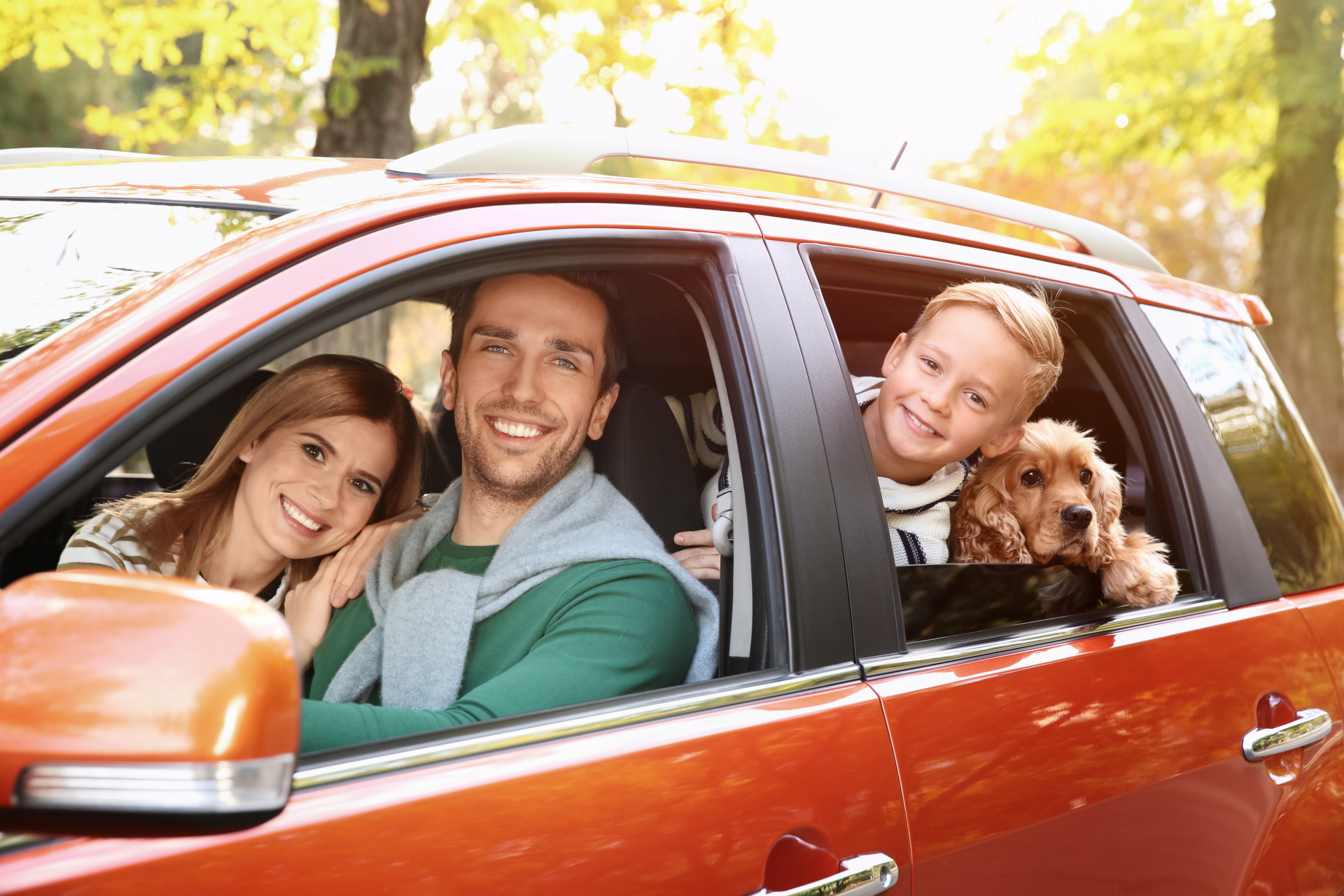 Parents car. Семья с собакой в автомобиле. Семья едет в машине. Молодая семья в авто. Машина для семьи с большой собакой.